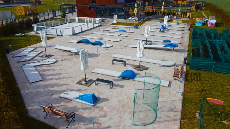 Minigolfové dráhy a klzisko Relax Parku z výšky