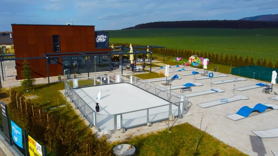 Ohradené klzisko v areáli Relax Parku pri minigolfe