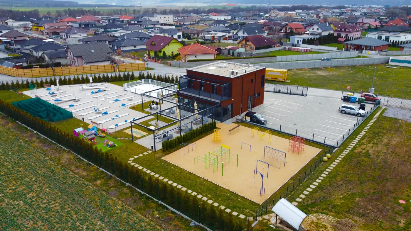 Workout ihrisko na pieskovej ploche, záber z dronu