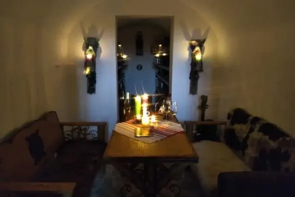 Posedenie pri sviečke vo vínnej pivničke